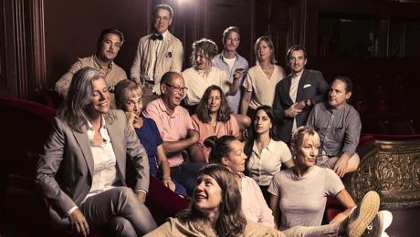 En grupp människor som sitter i en teater.
