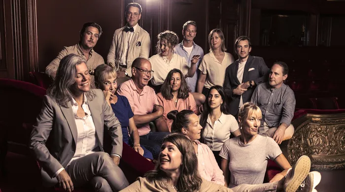 En grupp människor som sitter i en teater.