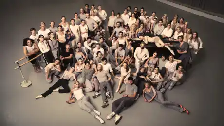 En stor samling människor som sitter och står, samlade i klunga.