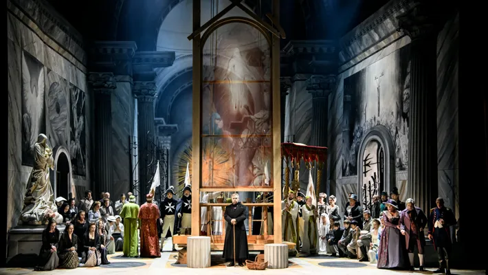 En scenbild som ger intryck av att vara en kyrka: olika besökare blandas, bland annat präster och soldater.