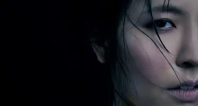 En närbild på ett kvinnoansikte som ser ledsamt ut.