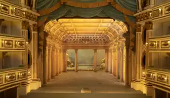 Utsikt mot en scen från ett publikrum.