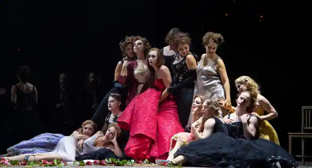 En grupp kvinnor sitter på scen.