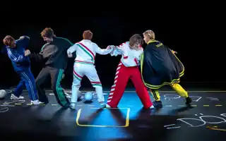 Fem människor i armkrok som drar i varandra.