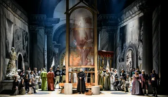 En scenbild som ger intryck av att vara en kyrka: olika besökare blandas, bland annat präster och soldater.